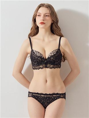 �q���E��×��