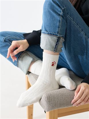カシミヤ混くまロゴ刺繍ケーブル柄ソックス18cm丈|